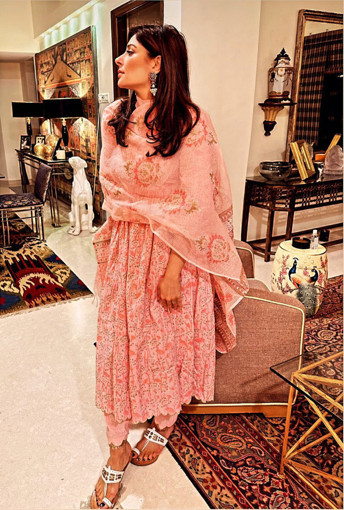 Kanika Kapoor in Gulaab Pink Kota Doria Dupatta kurta set