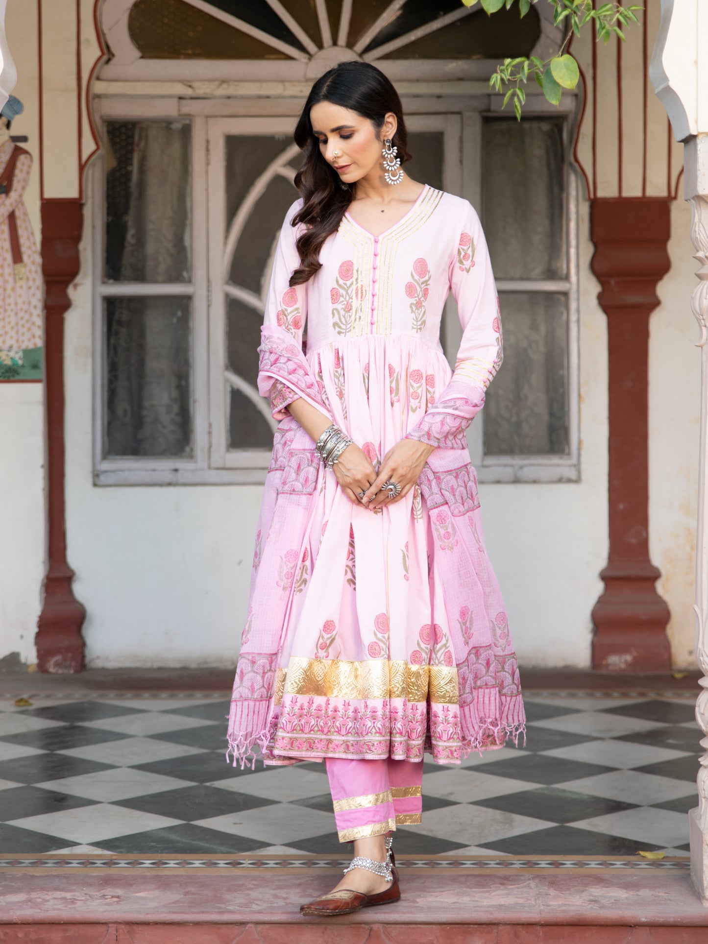 Chaand Tahira Gulaabi