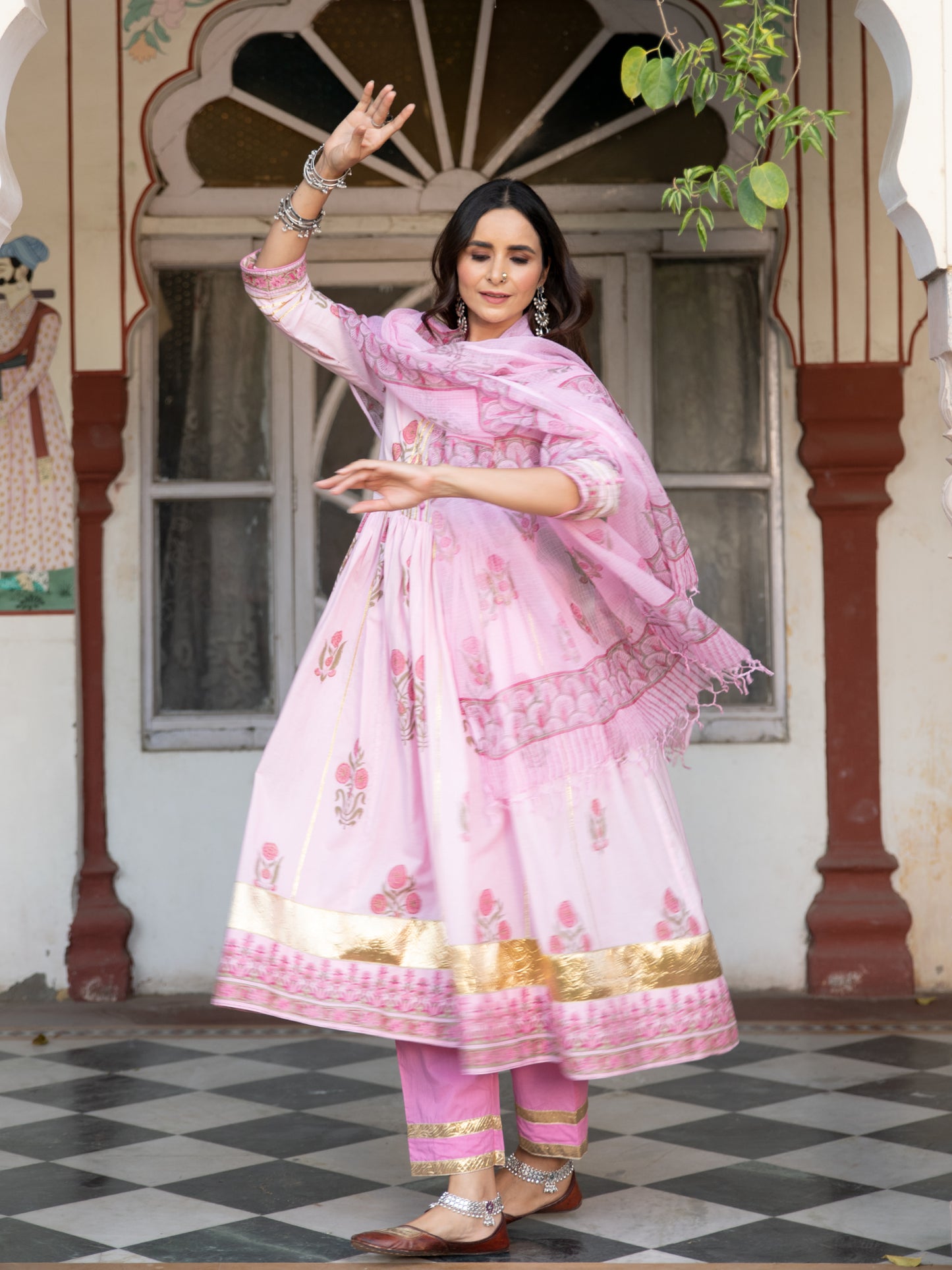 Chaand Tahira Gulaabi