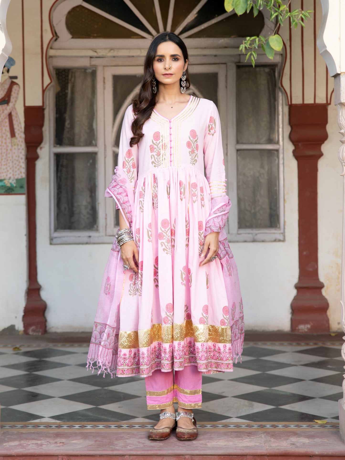 Chaand Tahira Gulaabi