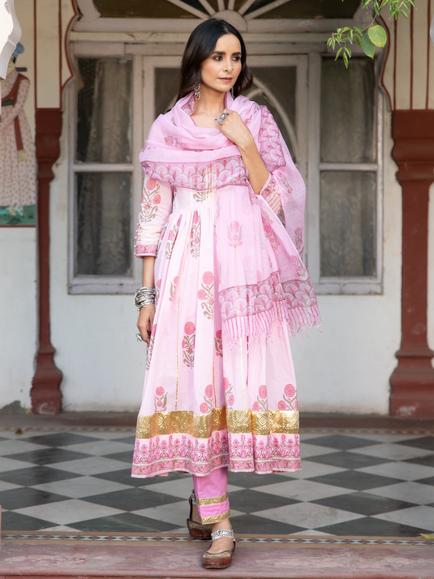 Chaand Tahira Gulaabi