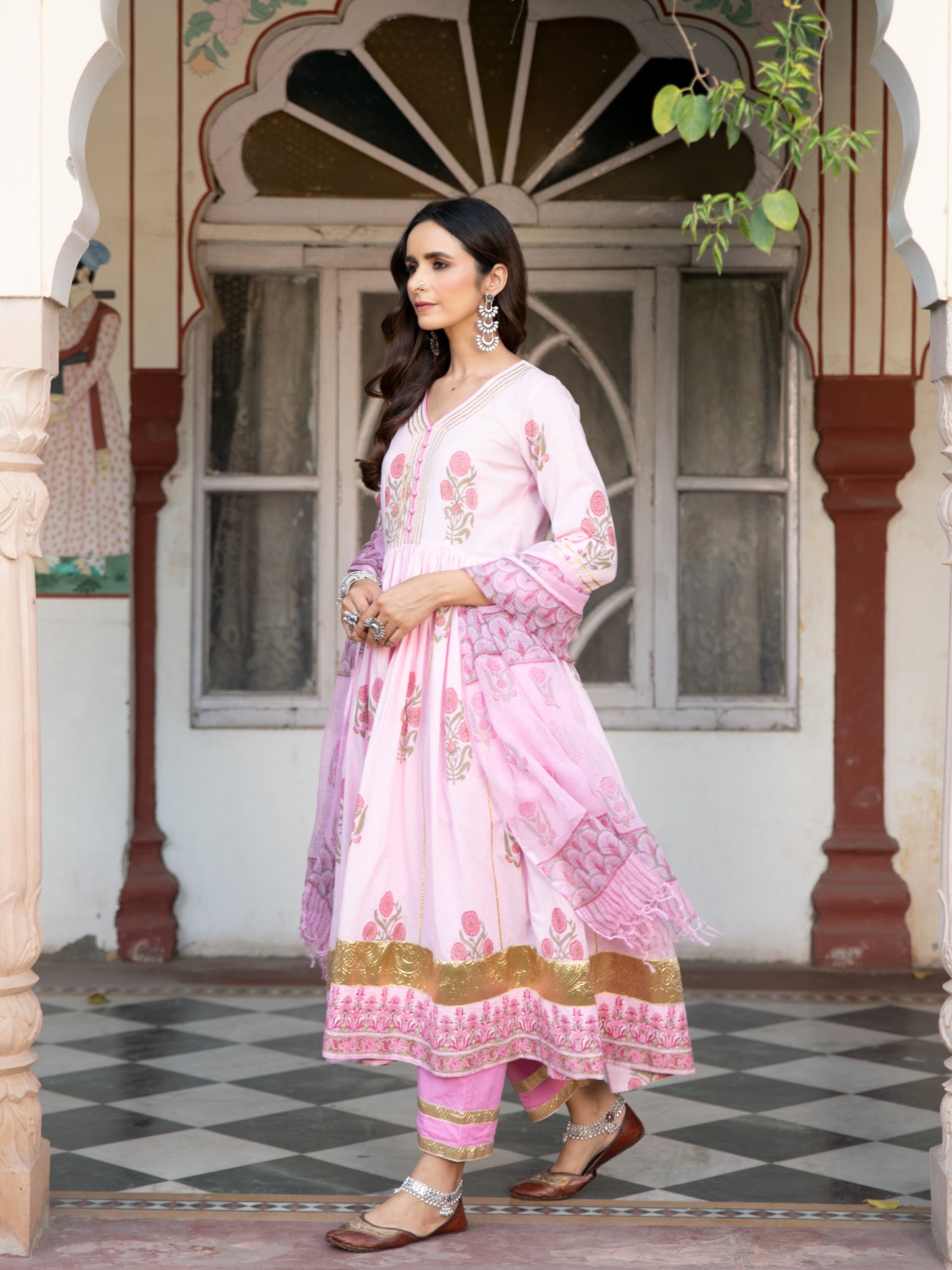 Chaand Tahira Gulaabi