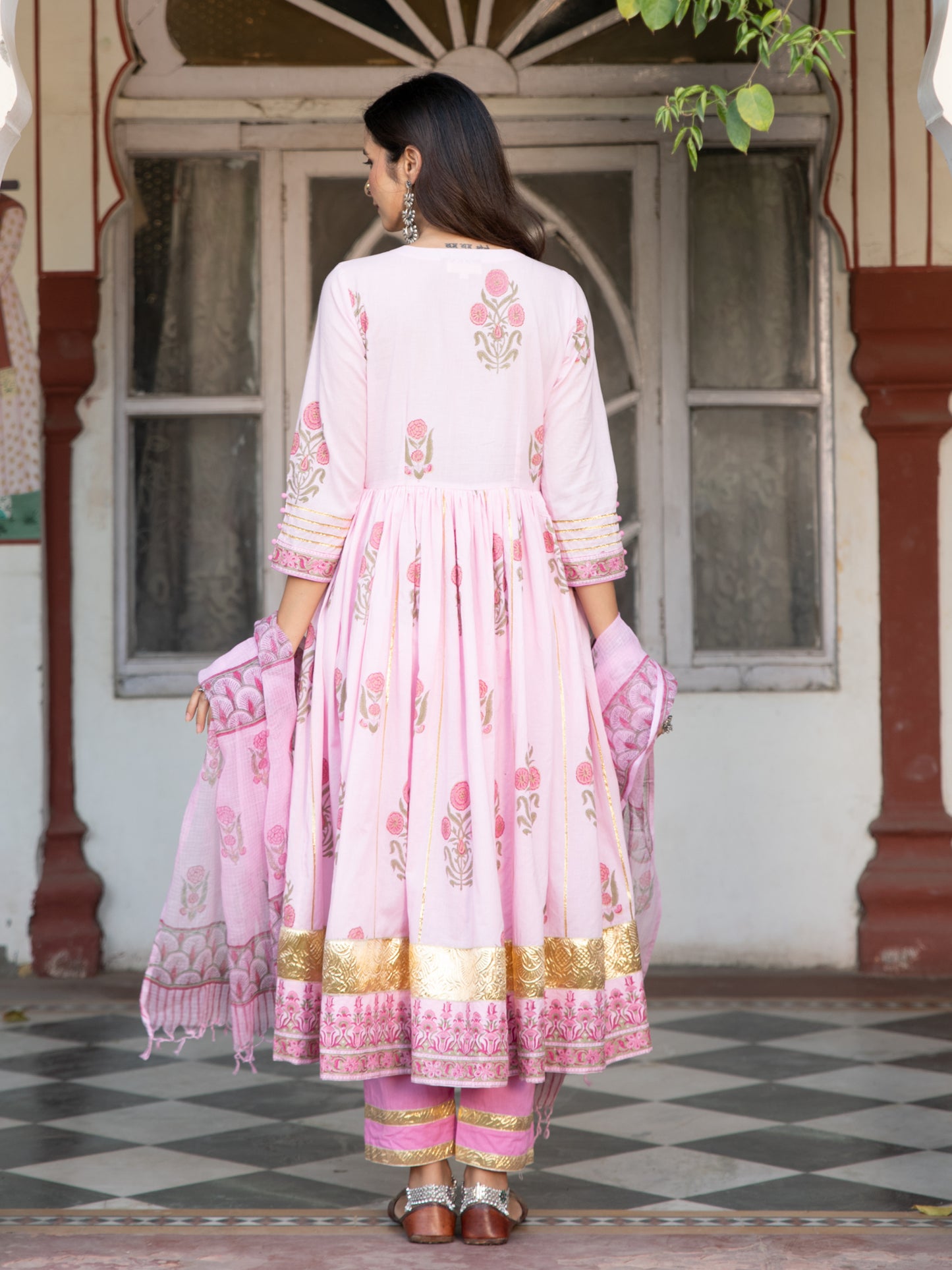 Chaand Tahira Gulaabi