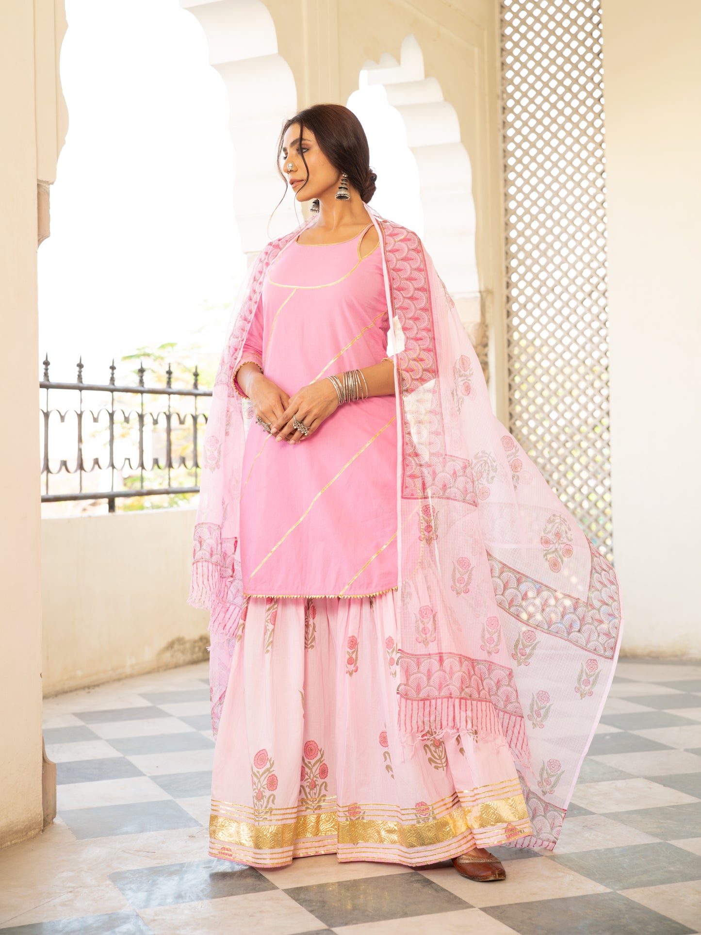 Chaand Sharanya Gulabi