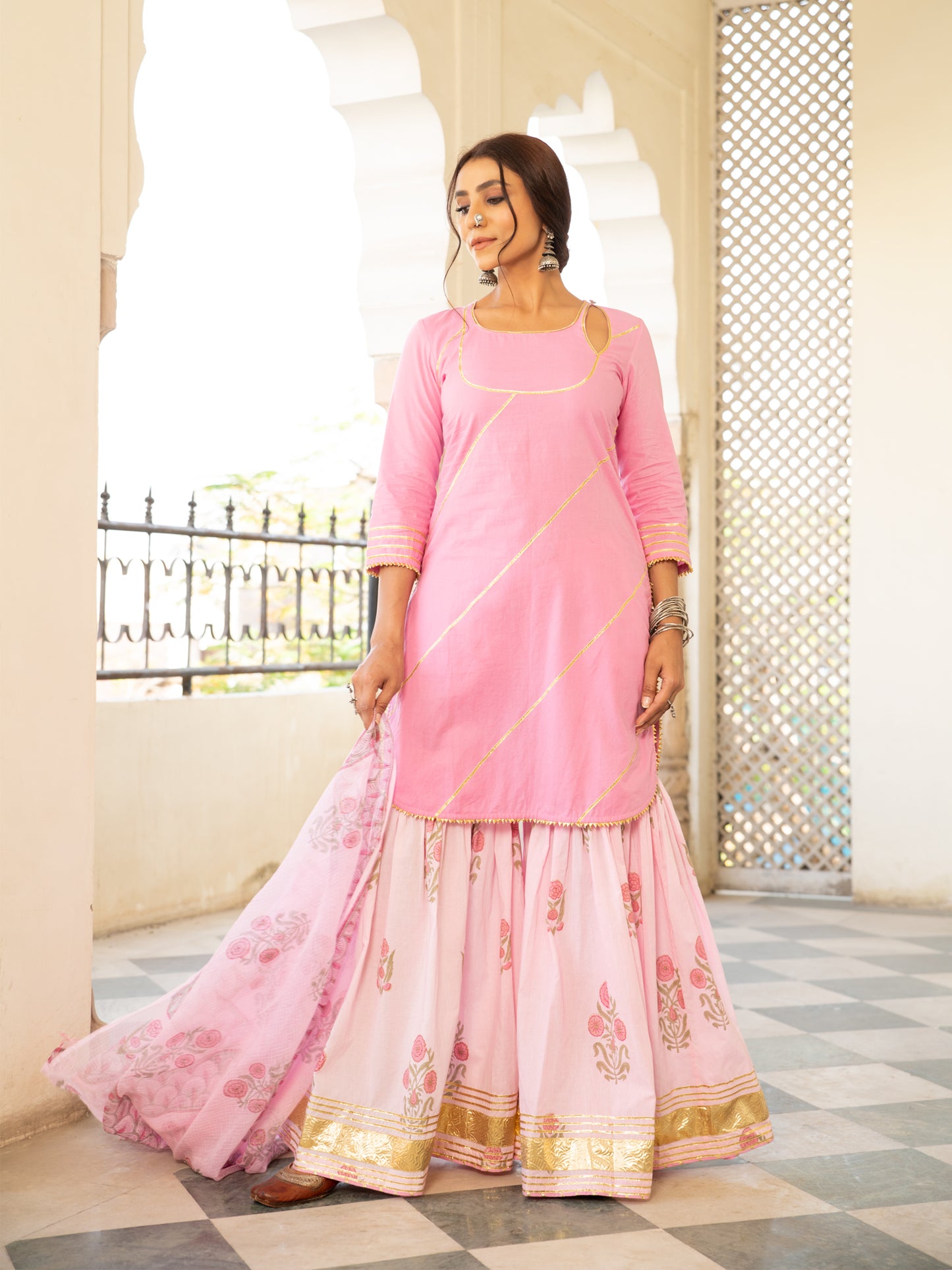 Chaand Sharanya Gulabi