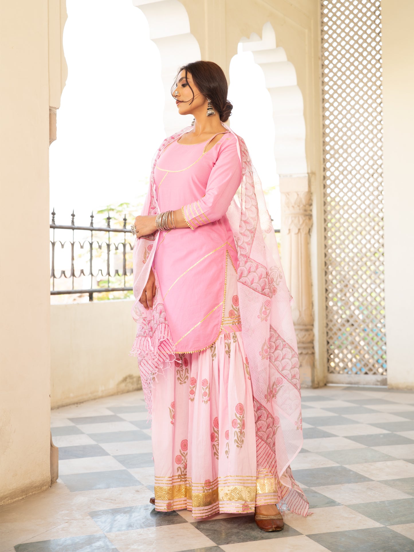 Chaand Sharanya Gulabi