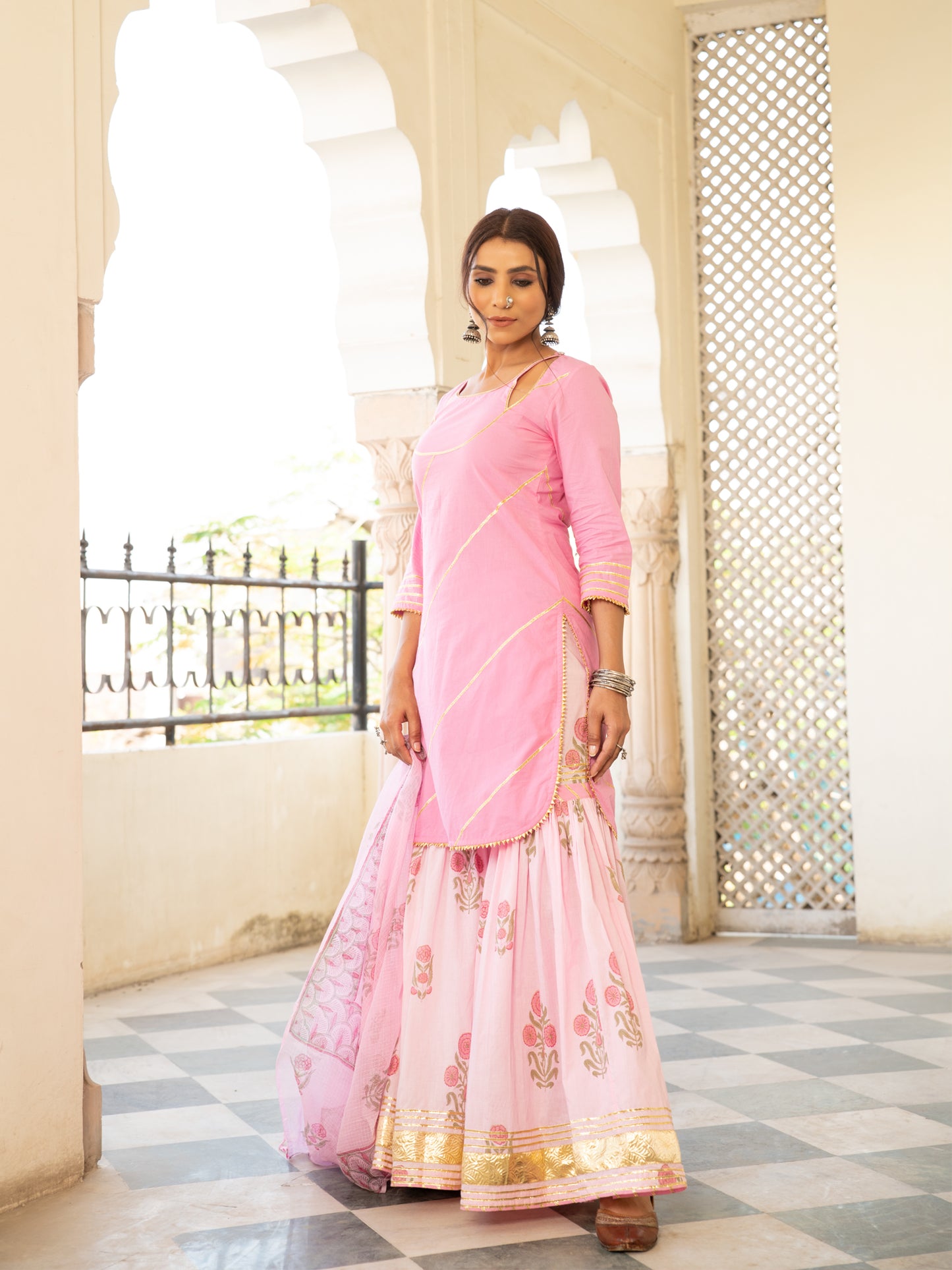 Chaand Sharanya Gulabi