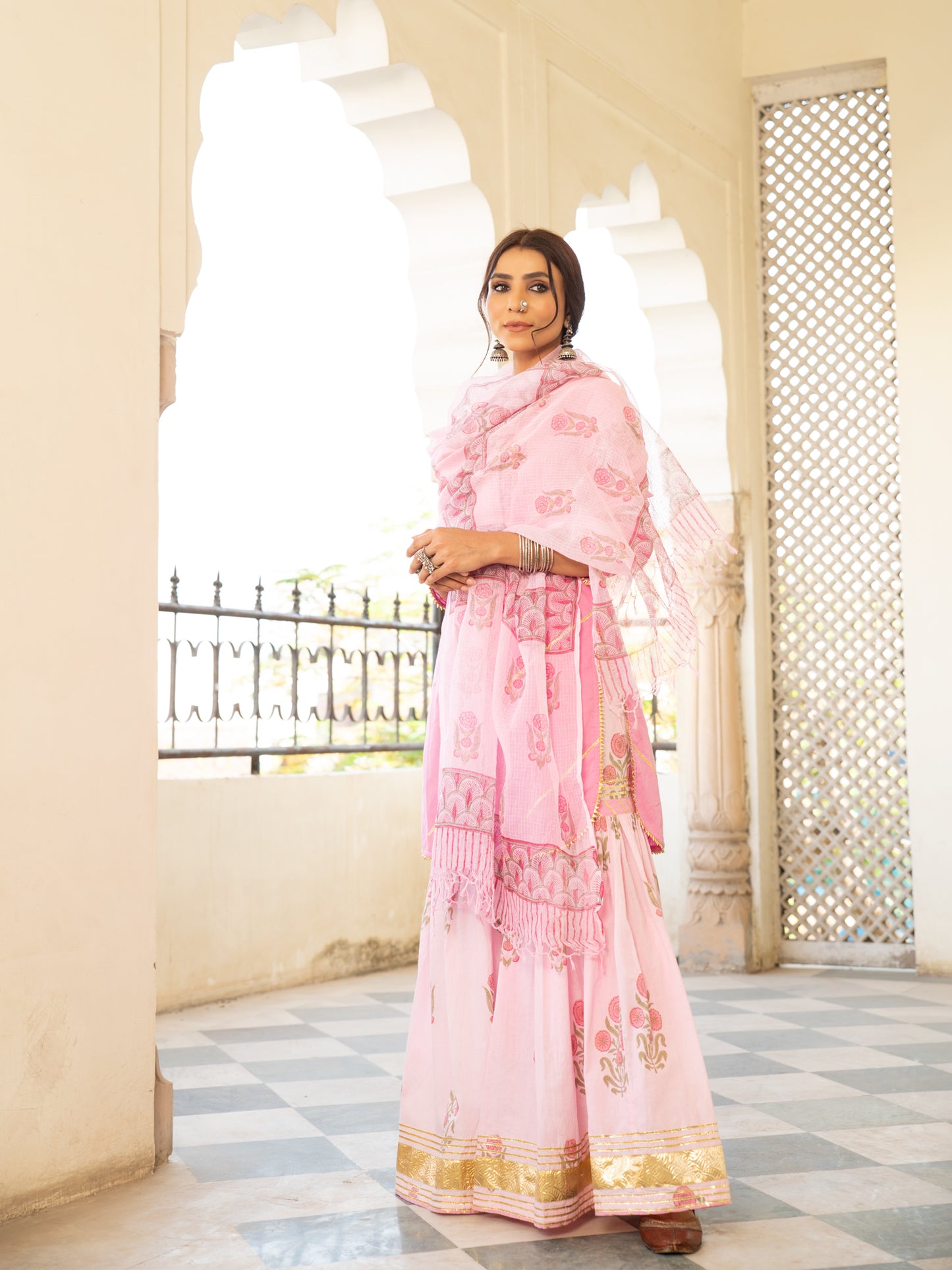 Chaand Sharanya Gulabi