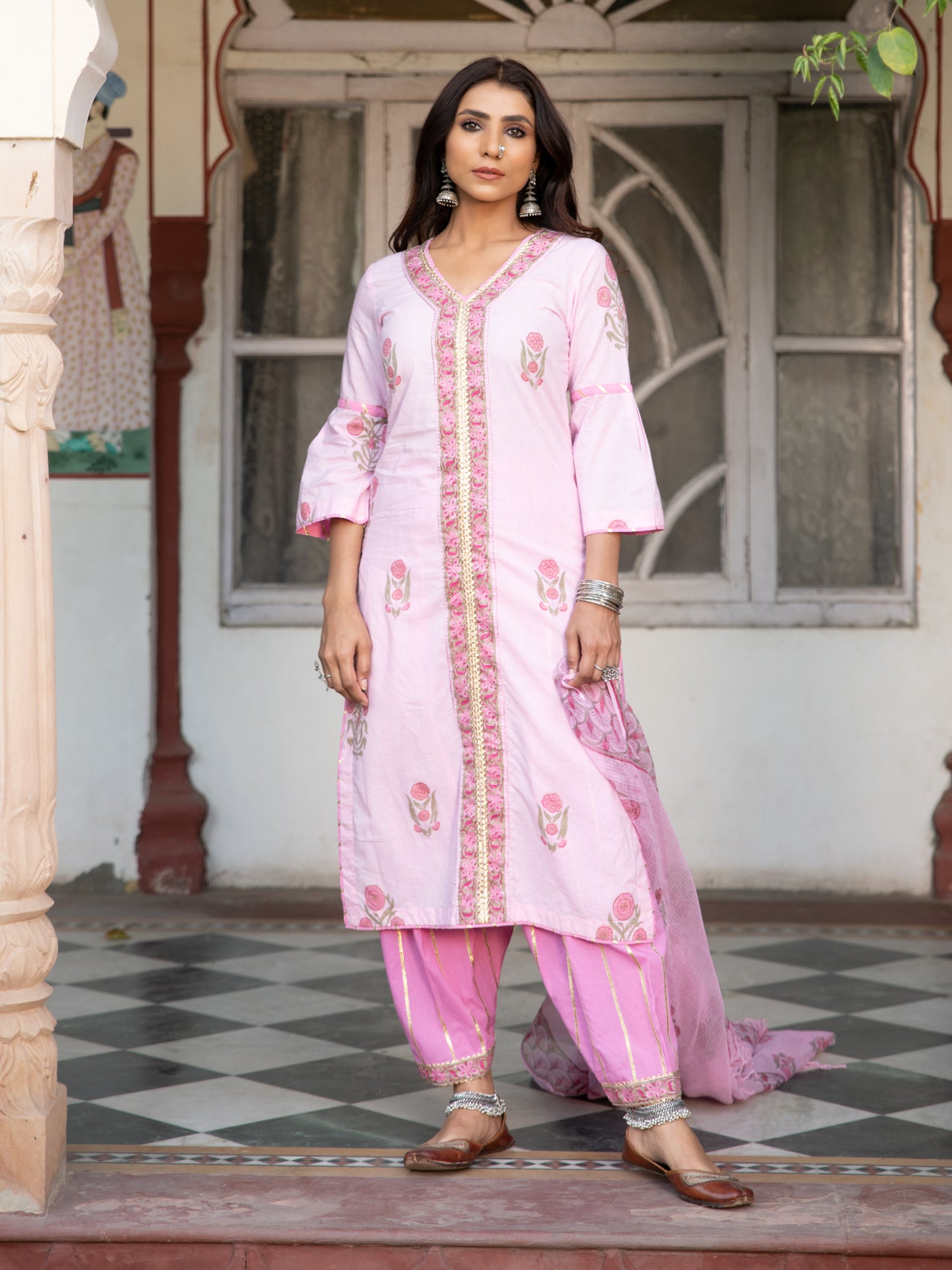Chaand Sahar Gulabi Salwar Set