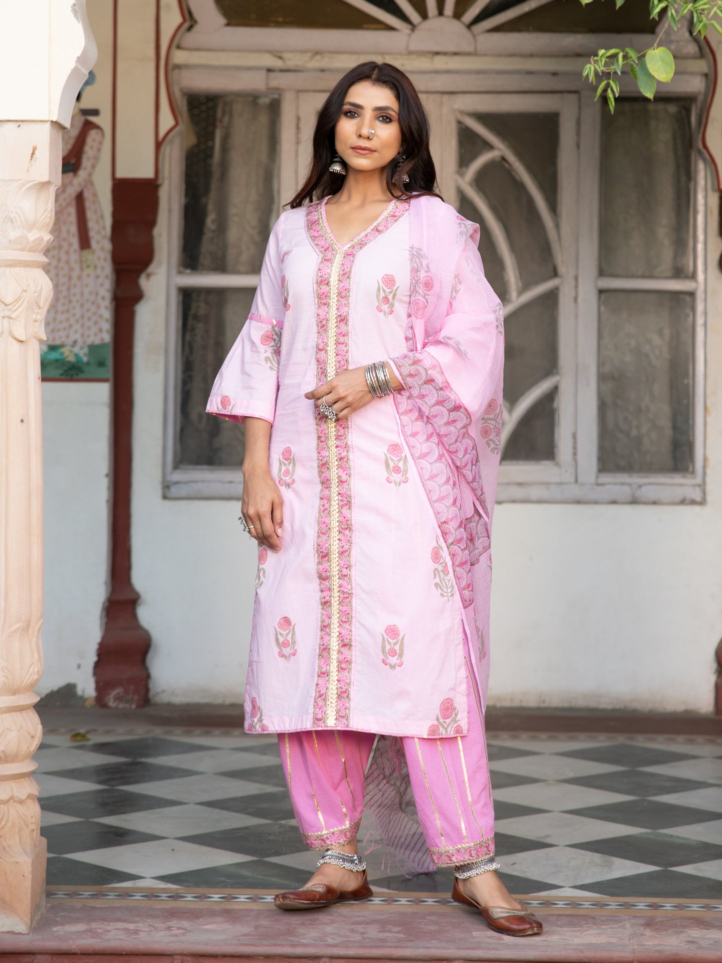 Chaand Sahar Gulabi Salwar Set