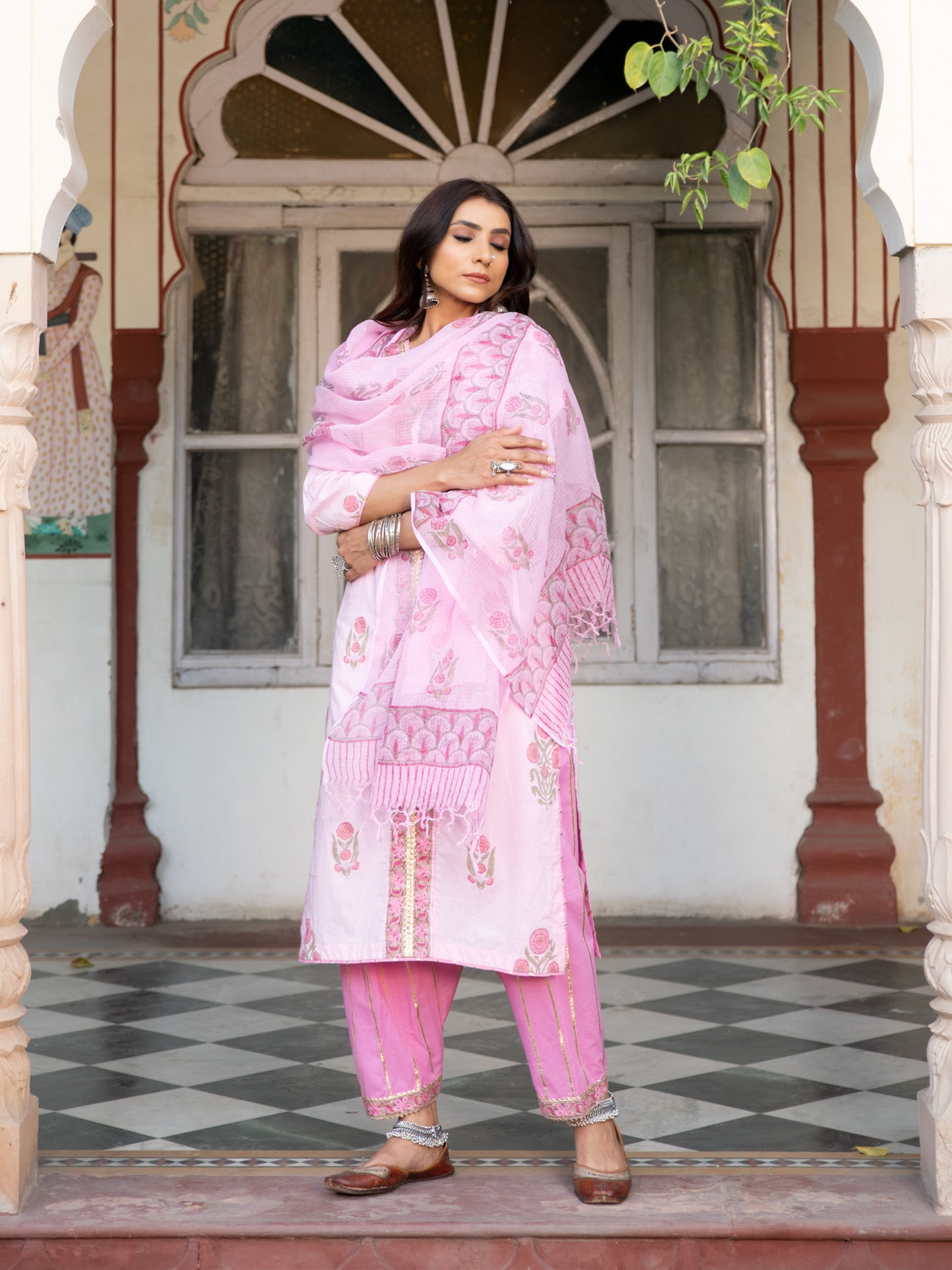Chaand Sahar Gulabi Salwar Set