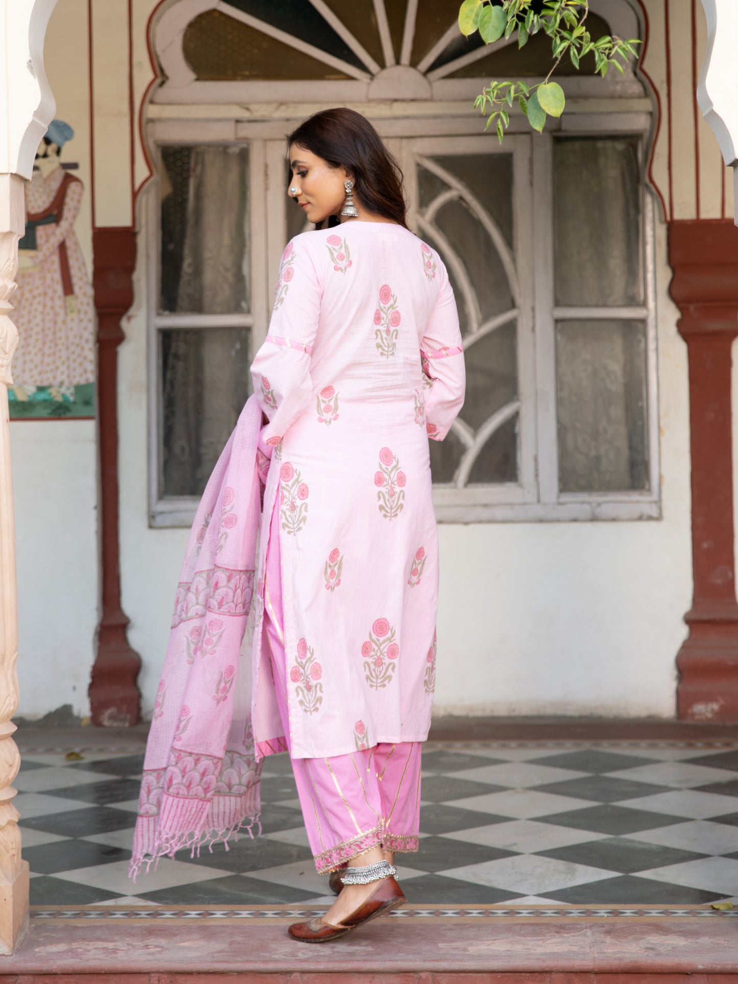 Chaand Sahar Gulabi Salwar Set