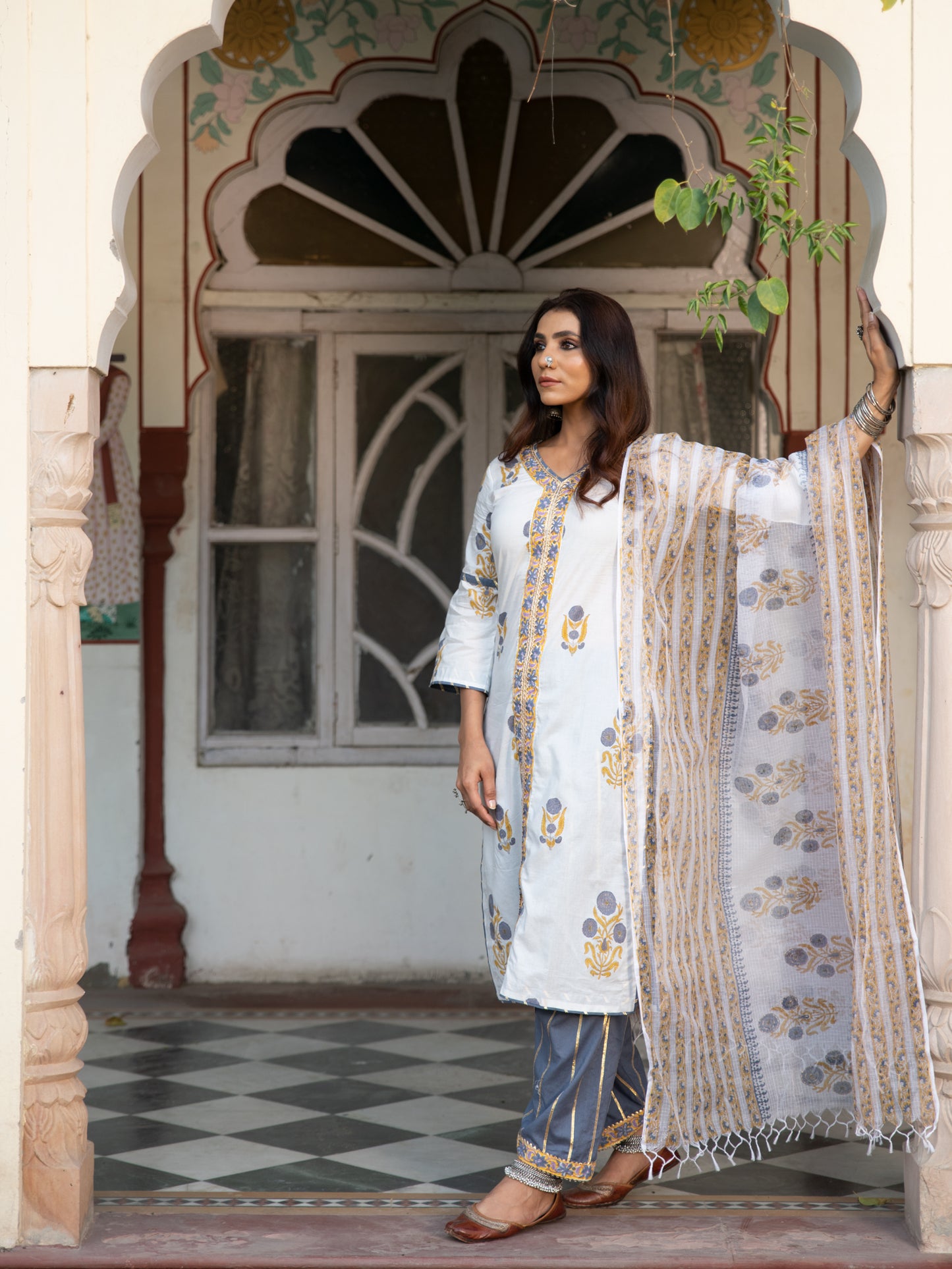 Chaand Sahar Ambar Salwar Set