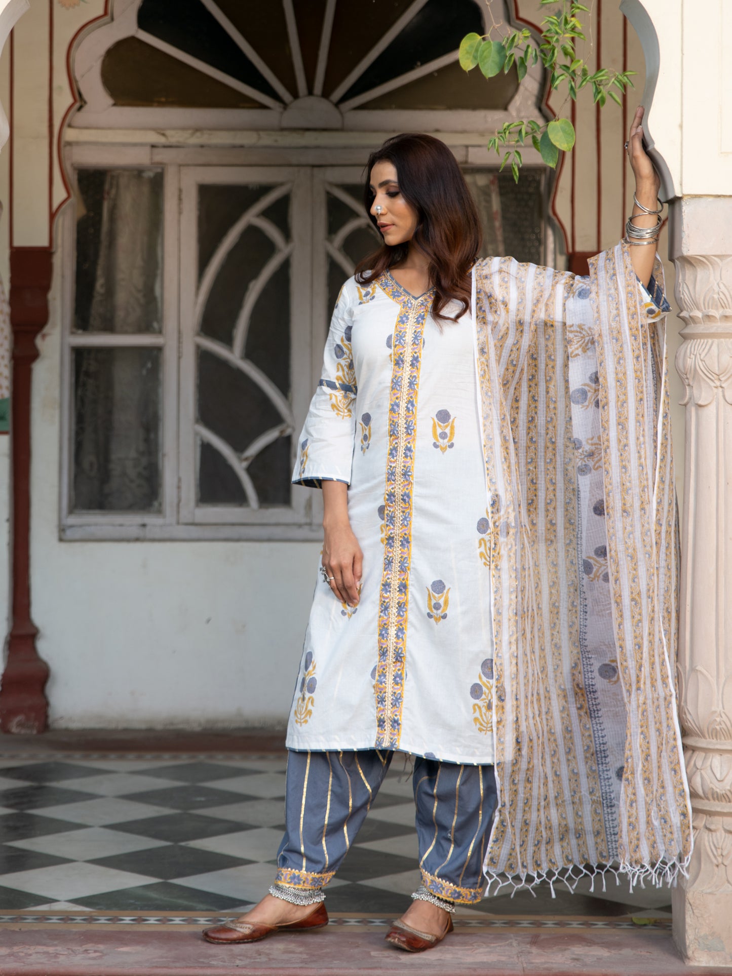 Chaand Sahar Ambar Salwar Set