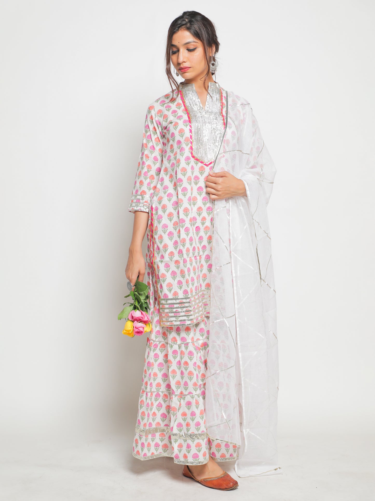 Guldastan Shwet Sharara