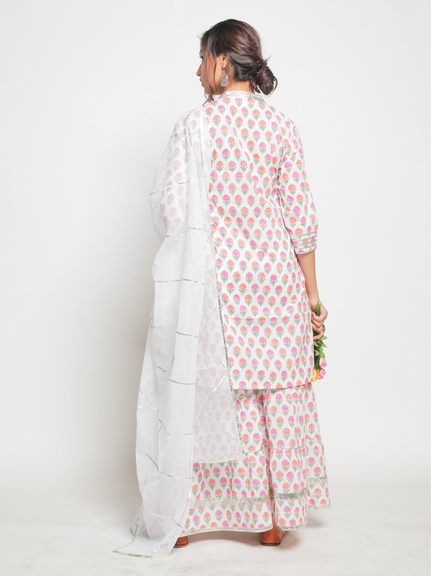 Guldastan Shwet Sharara