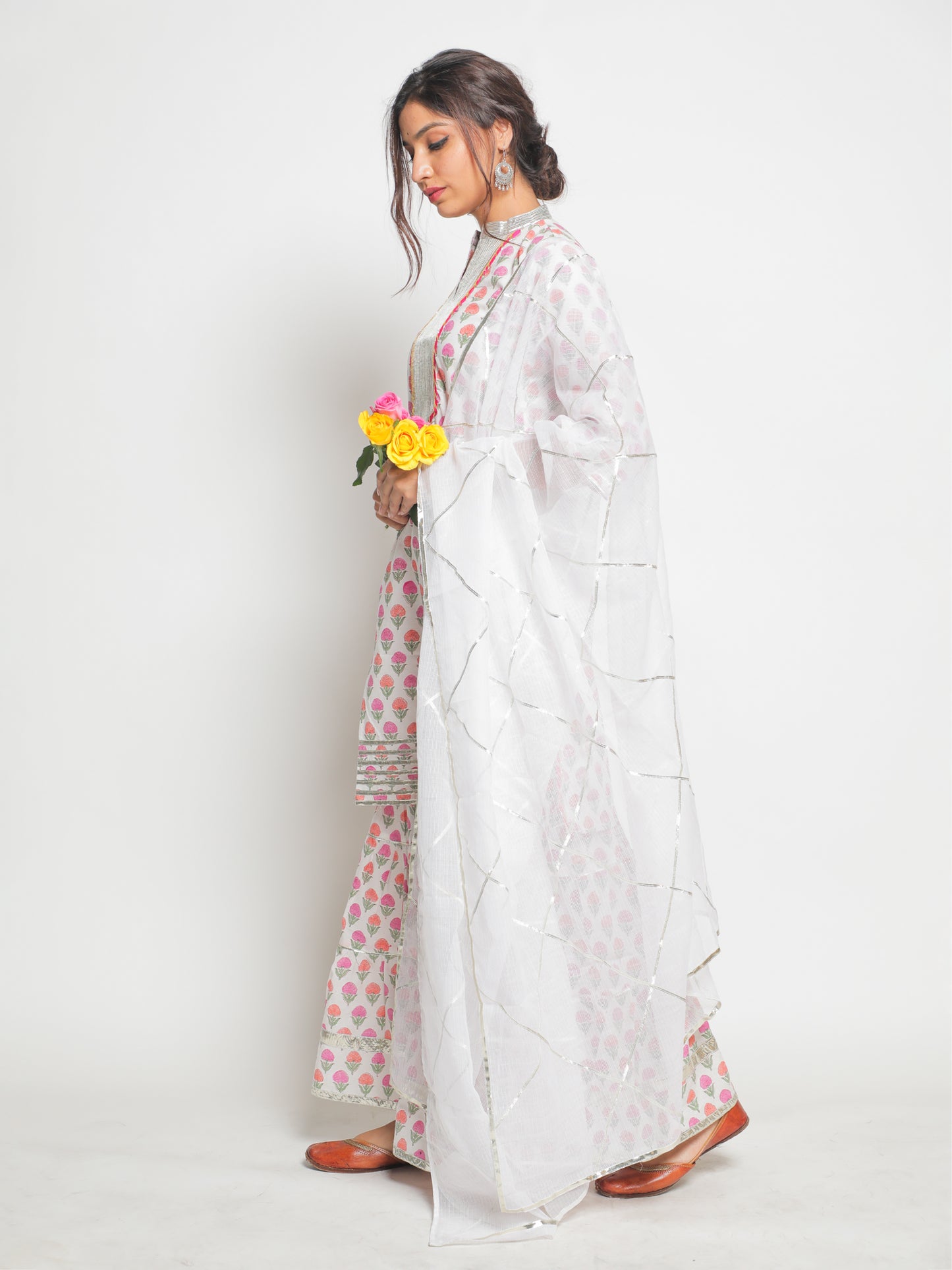 Guldastan Shwet Sharara