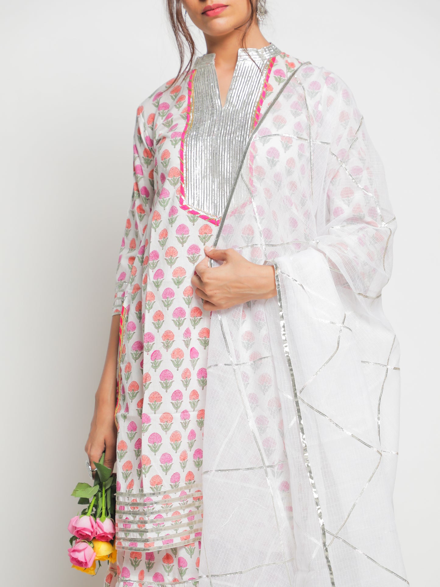 Guldastan Shwet Sharara