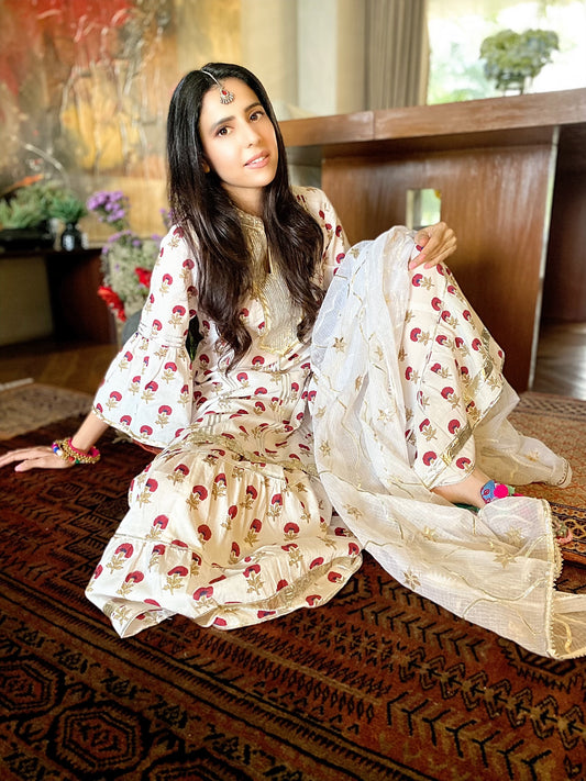Monica Gupta in Gainda Phool farshi sharara