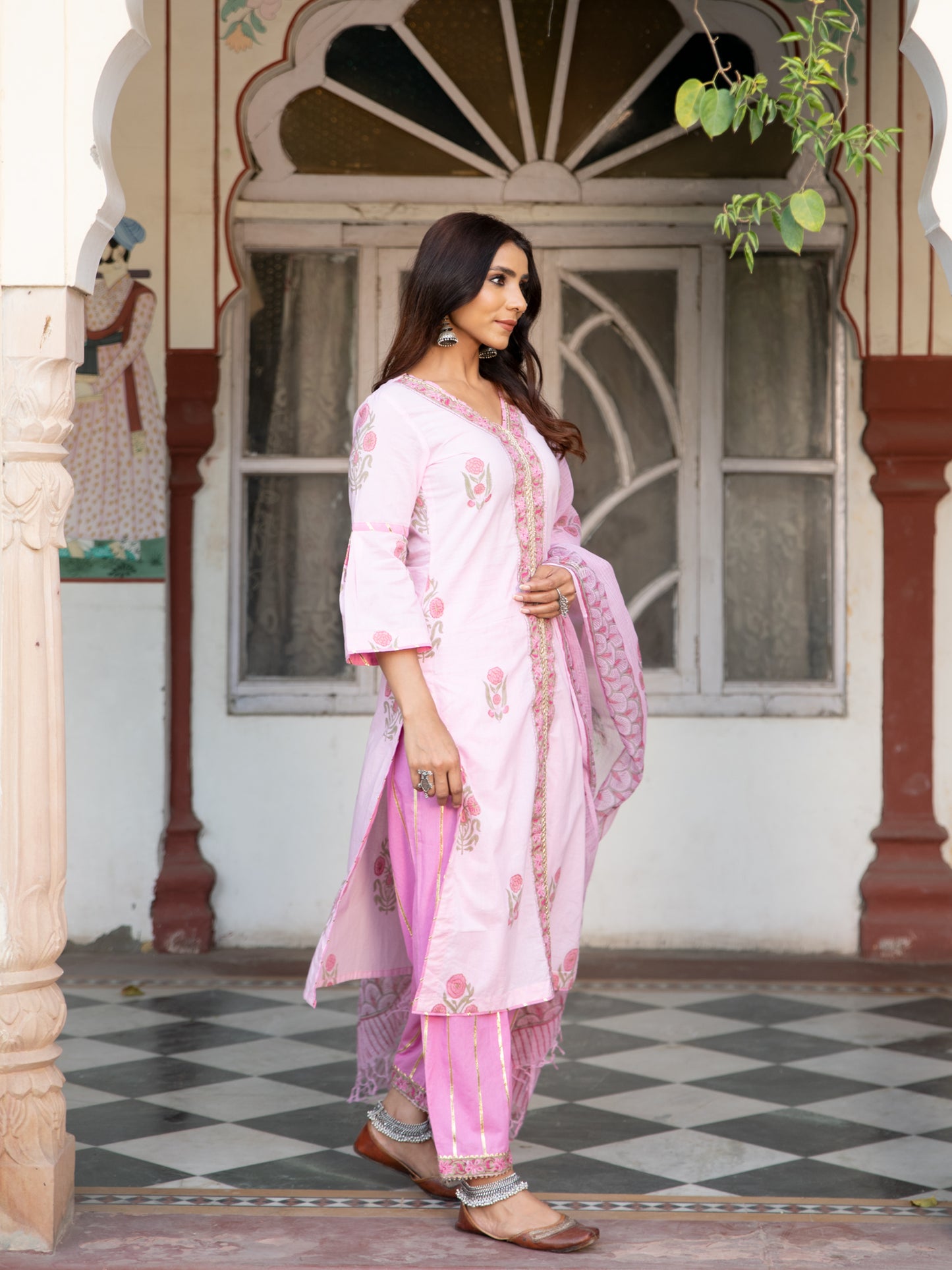 Chaand Sahar Gulabi Salwar Set